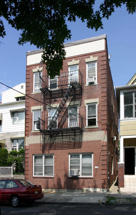 200 Cambridge Ave in Garfield, NJ - Foto de edificio