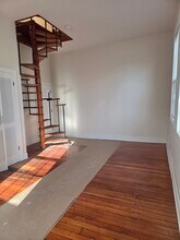 32 Farewell St, Unit 4 in Newport, RI - Foto de edificio - Building Photo