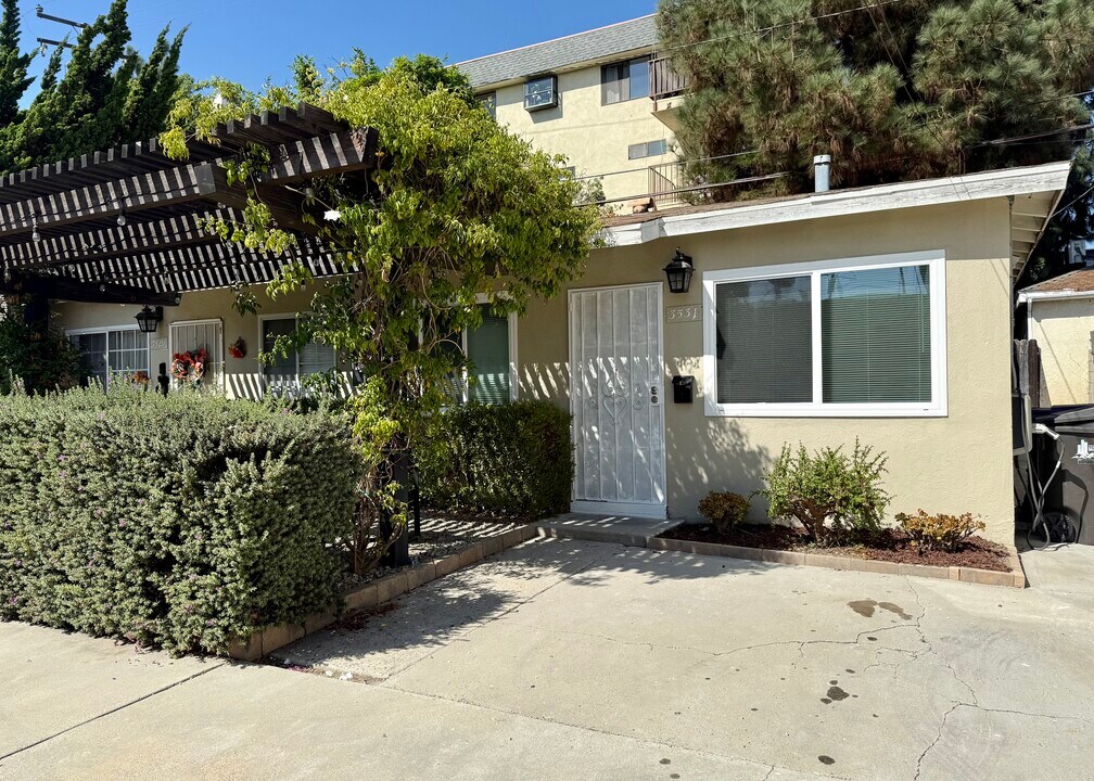 3525 E 15th St in Long Beach, CA - Foto de edificio