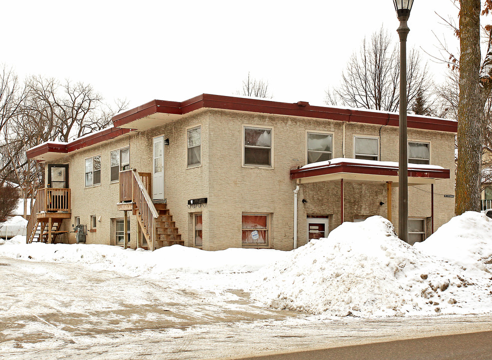 594 Stryker Ave in St. Paul, MN - Foto de edificio