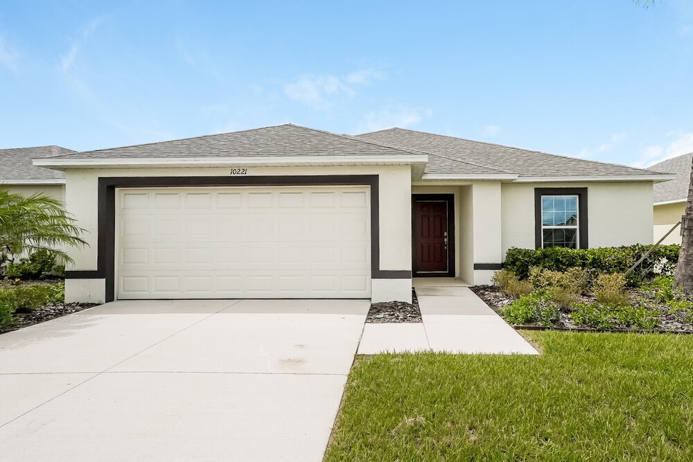 10221 Carp Holw Rd in Sun City Center, FL - Foto de edificio