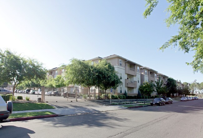 University Village Apartments in Fresno, CA - Foto de edificio - Building Photo