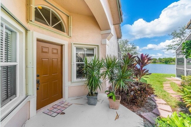 10679 Lake Shore Dr in Wellington, FL - Building Photo - Building Photo