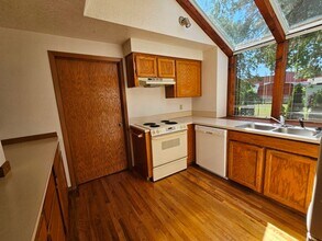 1896 Court St NE in Salem, OR - Foto de edificio - Building Photo