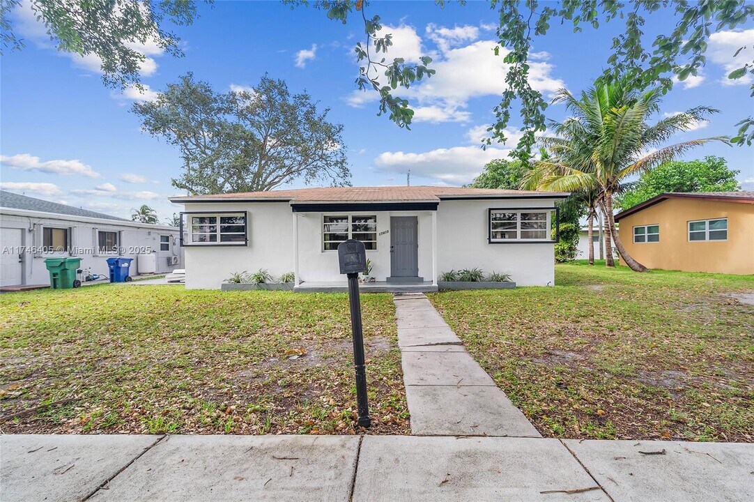 17410 NE 11th Ave in Miami, FL - Building Photo