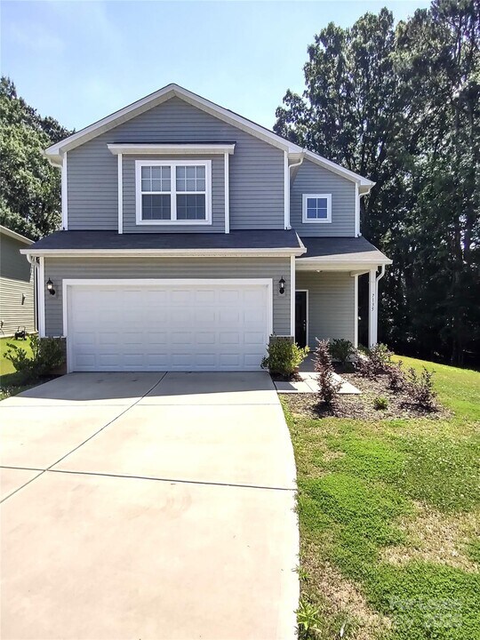 7135 Thornrose Dr in Charlotte, NC - Building Photo
