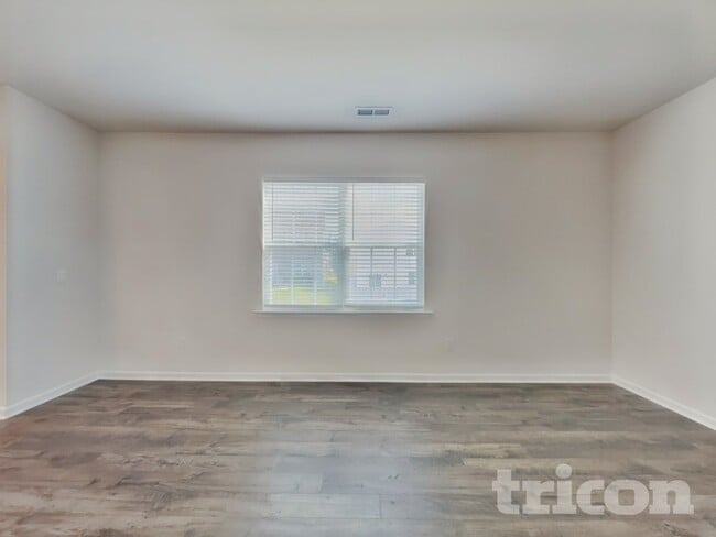 291 Hanging Elm Ln in Fuquay Varina, NC - Foto de edificio - Building Photo