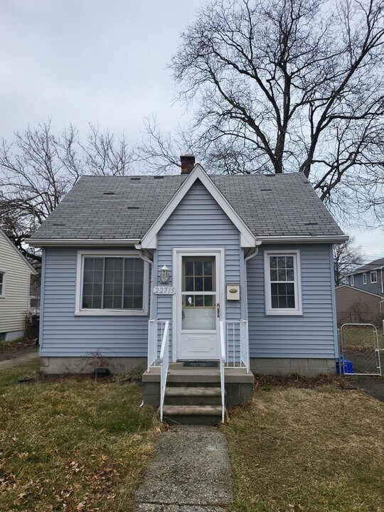 22715 California St in St. Clair Shores, MI - Building Photo