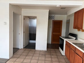 36564 Bismark Rd in New Boston, MI - Foto de edificio - Building Photo