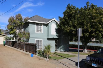 Acacia Park Apartments in Carlsbad, CA - Foto de edificio - Building Photo