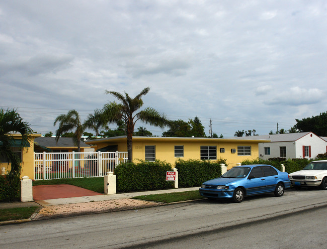 2029 Funston St in Hollywood, FL - Foto de edificio - Building Photo