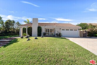 10945 Cozycroft Ave in Los Angeles, CA - Building Photo - Building Photo