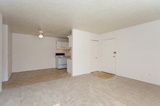Kendall Manor Apartments in Kalamazoo, MI - Building Photo - Interior Photo