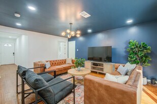 9515 Meadowglen Ln in Houston, TX - Building Photo