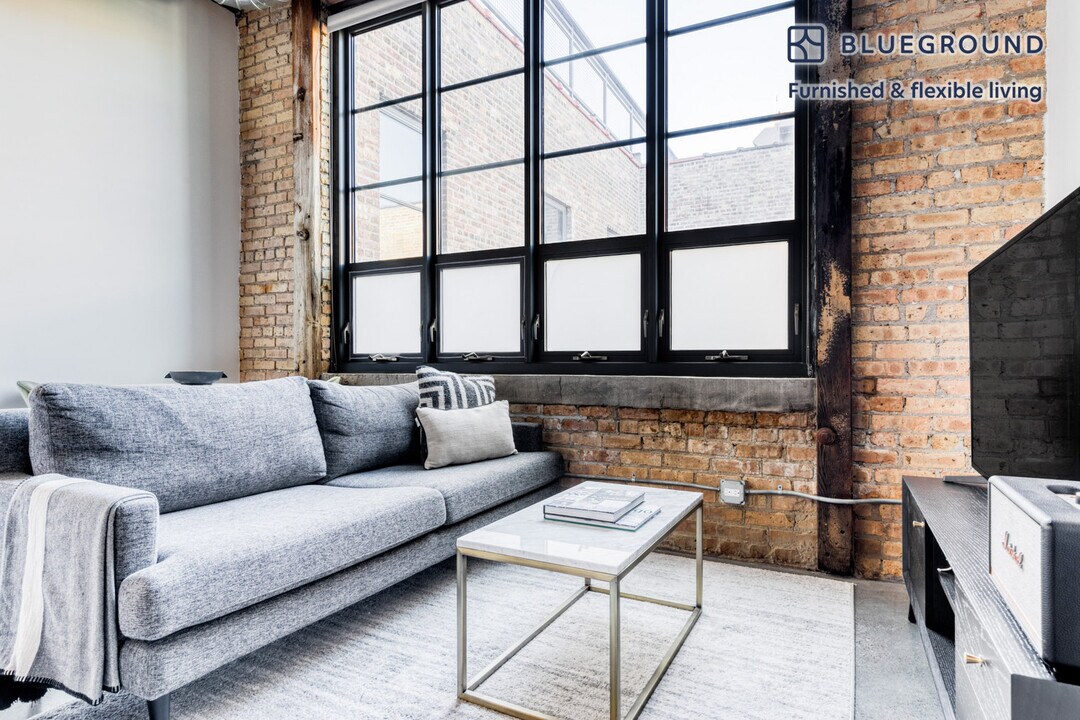 2061 N Southport Ave in Chicago, IL - Building Photo