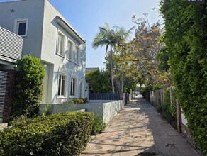 124-128 Breeze Ave in Los Angeles, CA - Building Photo - Building Photo