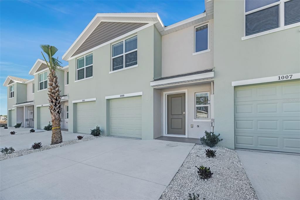 1009 SPOTTED EGRET Loop in Ruskin, FL - Building Photo