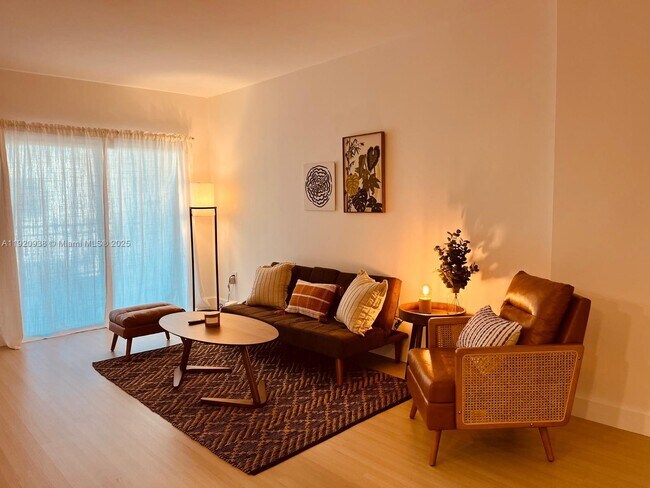 120 Douglas Rd in Coral Gables, FL - Building Photo - Building Photo