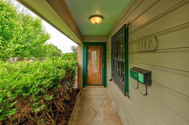 1117 Colony N Dr in Austin, TX - Foto de edificio - Building Photo