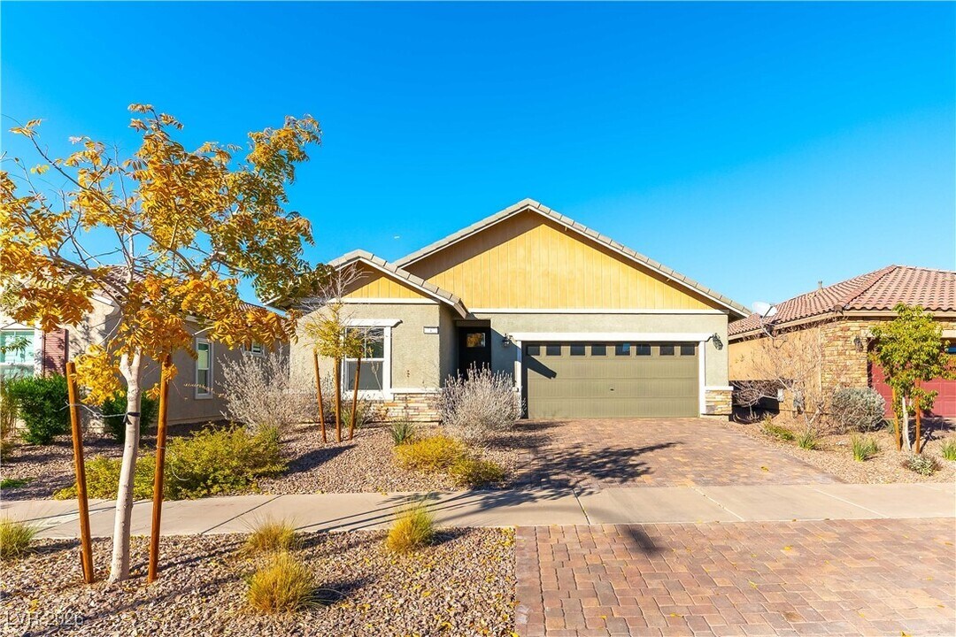 747 N Water St in Henderson, NV - Building Photo