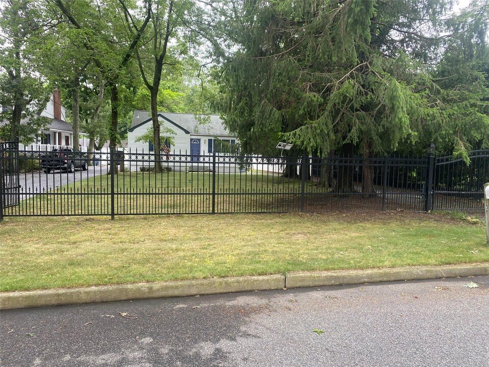 36 Dillmont Dr in Smithtown, NY - Building Photo