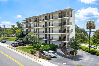 Lake Howard Terrace in Winter Haven, FL - Foto de edificio - Building Photo