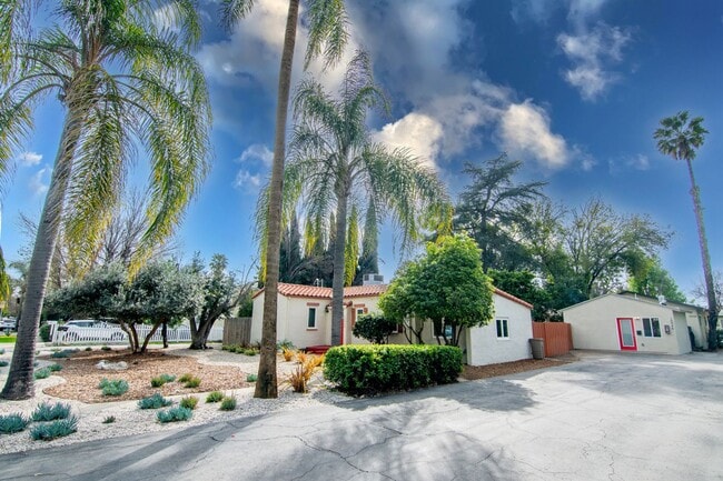 15946 Hart St in Los Angeles, CA - Foto de edificio - Building Photo