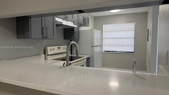4010 Lakeside Dr in Tamarac, FL - Building Photo - Building Photo
