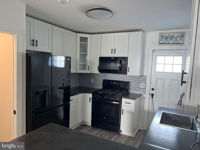 136 Davis St in Philadelphia, PA - Building Photo - Building Photo