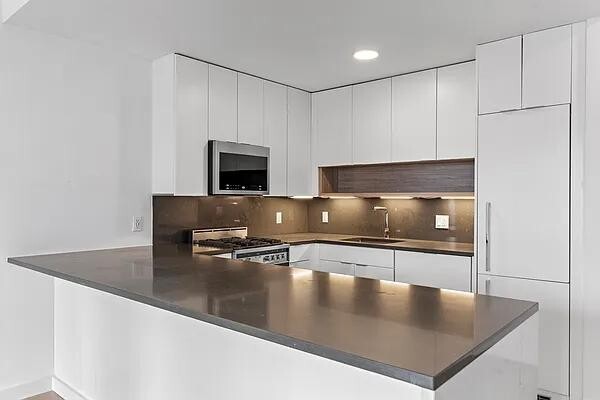 70 W 37th St in New York, NY - Building Photo - Building Photo