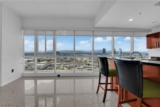 4575 Dean Martin Dr, Unit 043 in Las Vegas, NV - Building Photo - Building Photo