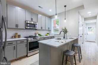239 14th Place, NE in Washington, DC - Foto de edificio - Building Photo