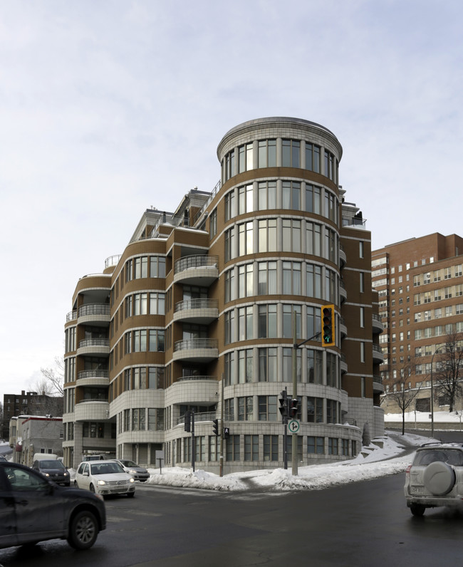 Le Royal Penfield in Montréal, QC - Building Photo - Primary Photo