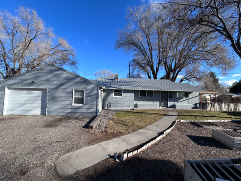 1240 Blue Lakes Cir in Twin Falls, ID - Building Photo