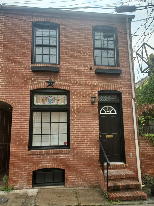 329 S Chapel St in Baltimore, MD - Building Photo