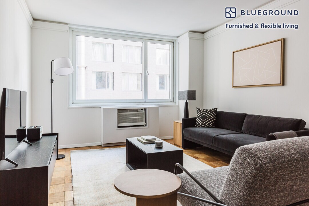 230 W 55th St in New York, NY - Building Photo