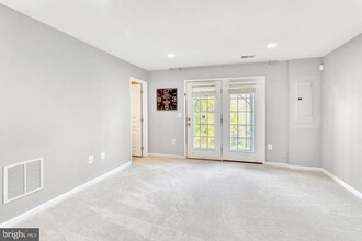 8261 Heritage Crossing Ct in Manassas, VA - Foto de edificio - Building Photo