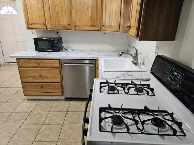 2030 N Cleveland St, Unit A in Arlington, VA - Building Photo - Building Photo