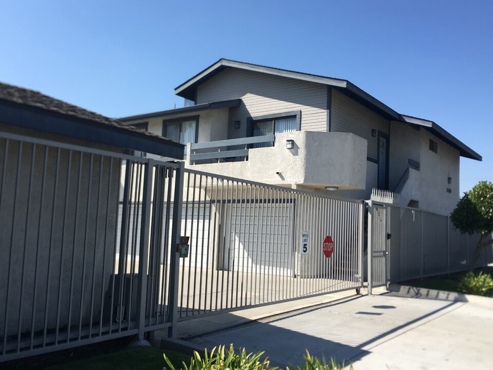 Longwood Apartments in Fullerton, CA - Building Photo