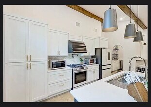918 Mistletoe Ave in San Antonio, TX - Building Photo - Building Photo