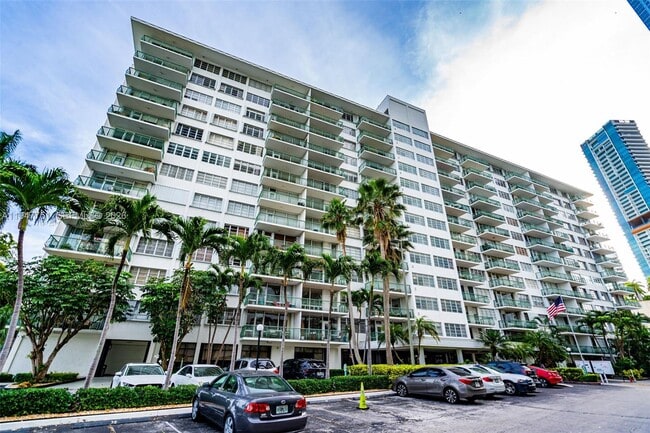 1408 Brickell Bay Dr in Miami, FL - Building Photo - Building Photo