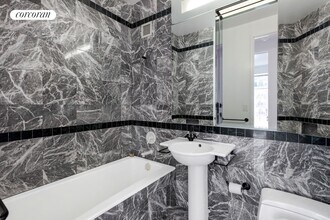250 E 54th St in New York, NY - Building Photo - Building Photo