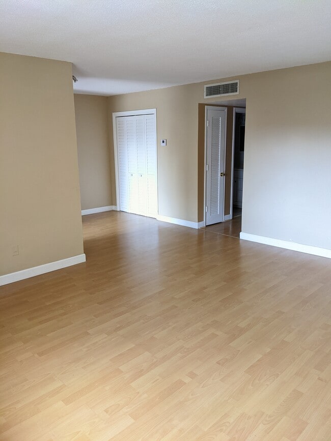 3061 NE 49th St, Unit 17 in Fort Lauderdale, FL - Building Photo - Building Photo
