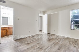 3930 Portland St in Irving, TX - Foto de edificio - Building Photo