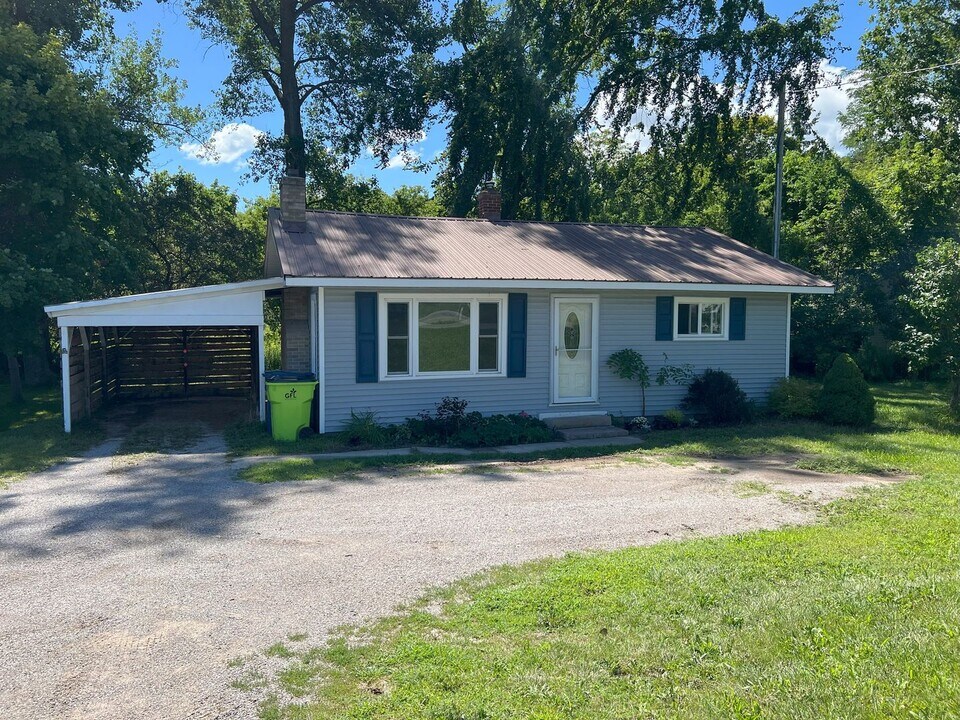 10630 E Traverse Hwy in Traverse City, MI - Building Photo