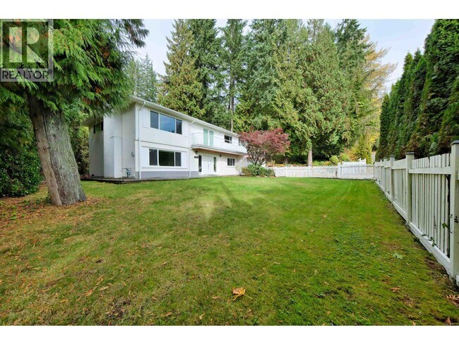 3915 Westridge Ave in West Vancouver, BC - Building Photo - Building Photo