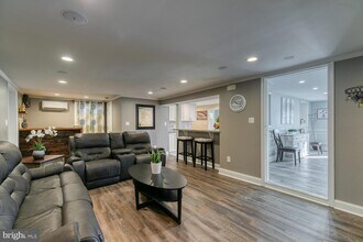 1206 Riggs Ct in Woodbridge, VA - Foto de edificio - Building Photo