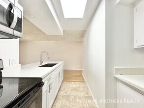 17821 Sherman Way, Unit 3 in Los Angeles, CA - Building Photo - Building Photo