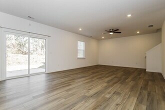 209 Paisley Wy in Locust Grove, GA - Foto de edificio - Building Photo