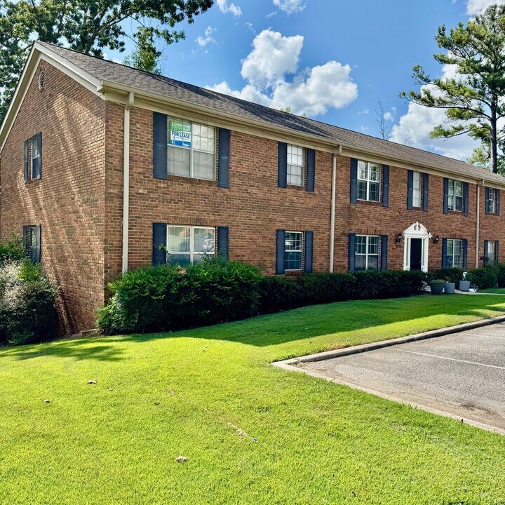 2060 Montreat Dr in Vestavia Hills, AL - Building Photo